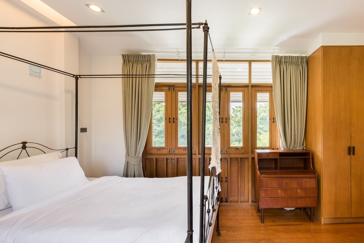 Charming Family Villa by the Canal in Bangkok gallery image 3