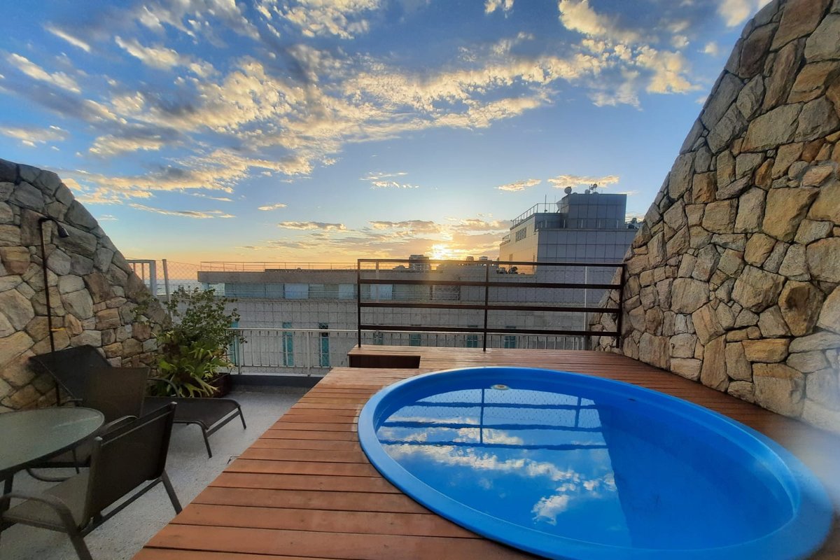 Céu e Mar: Cobertura duplex em frente à praia