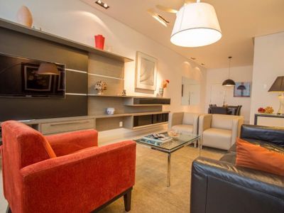 Luxuoso apartamento dois blocos da praia