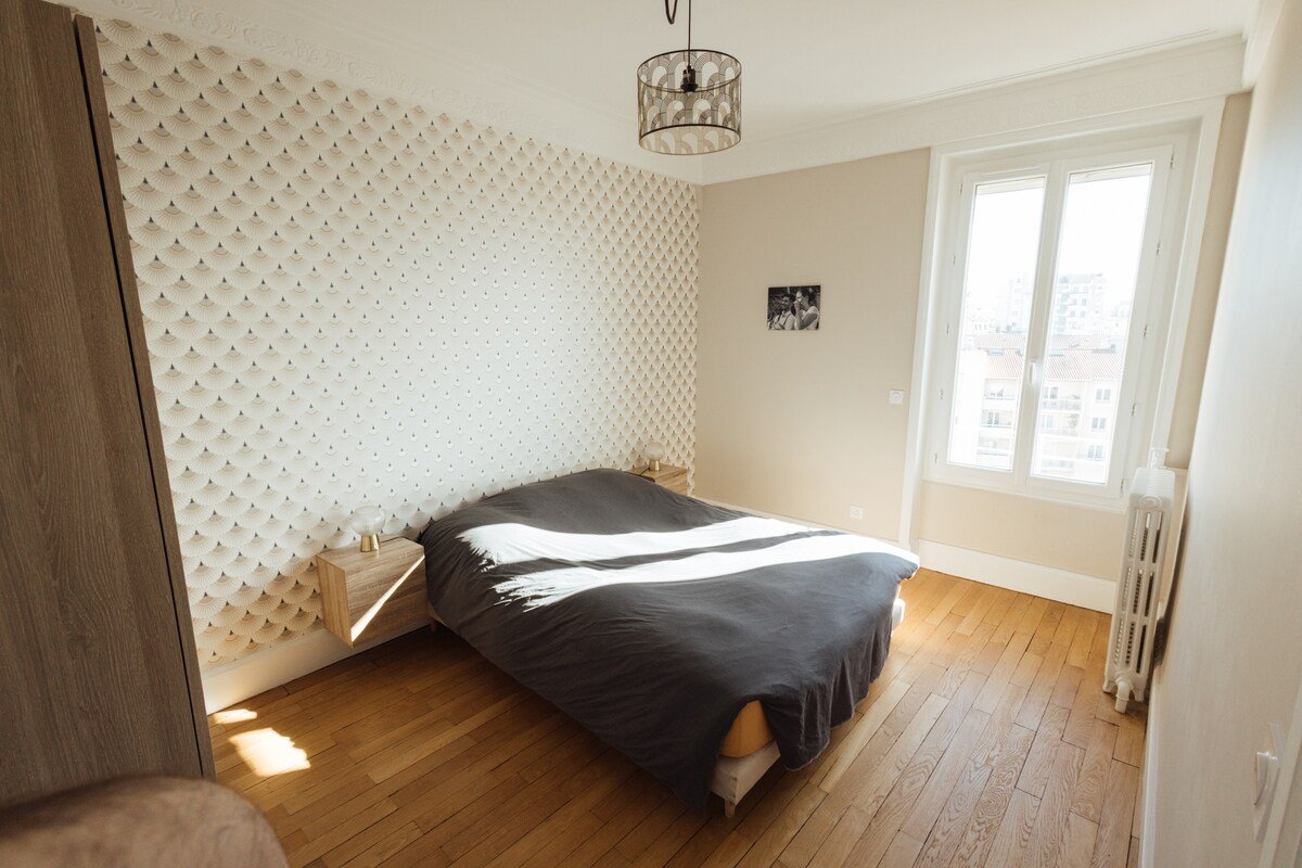 Art Déco Spacieux à 2 min métro gallery image 4