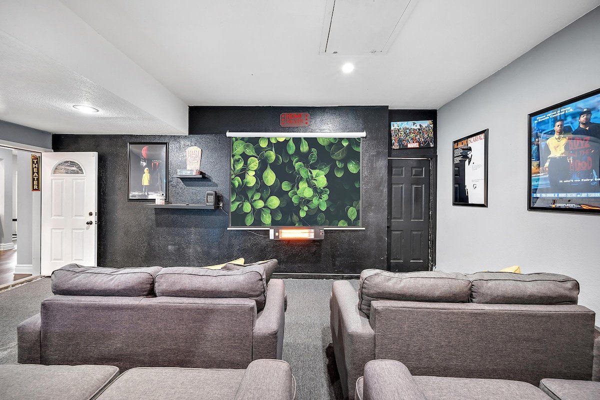 Chic Oasis: HotTub, Theater, Gym gallery image 5