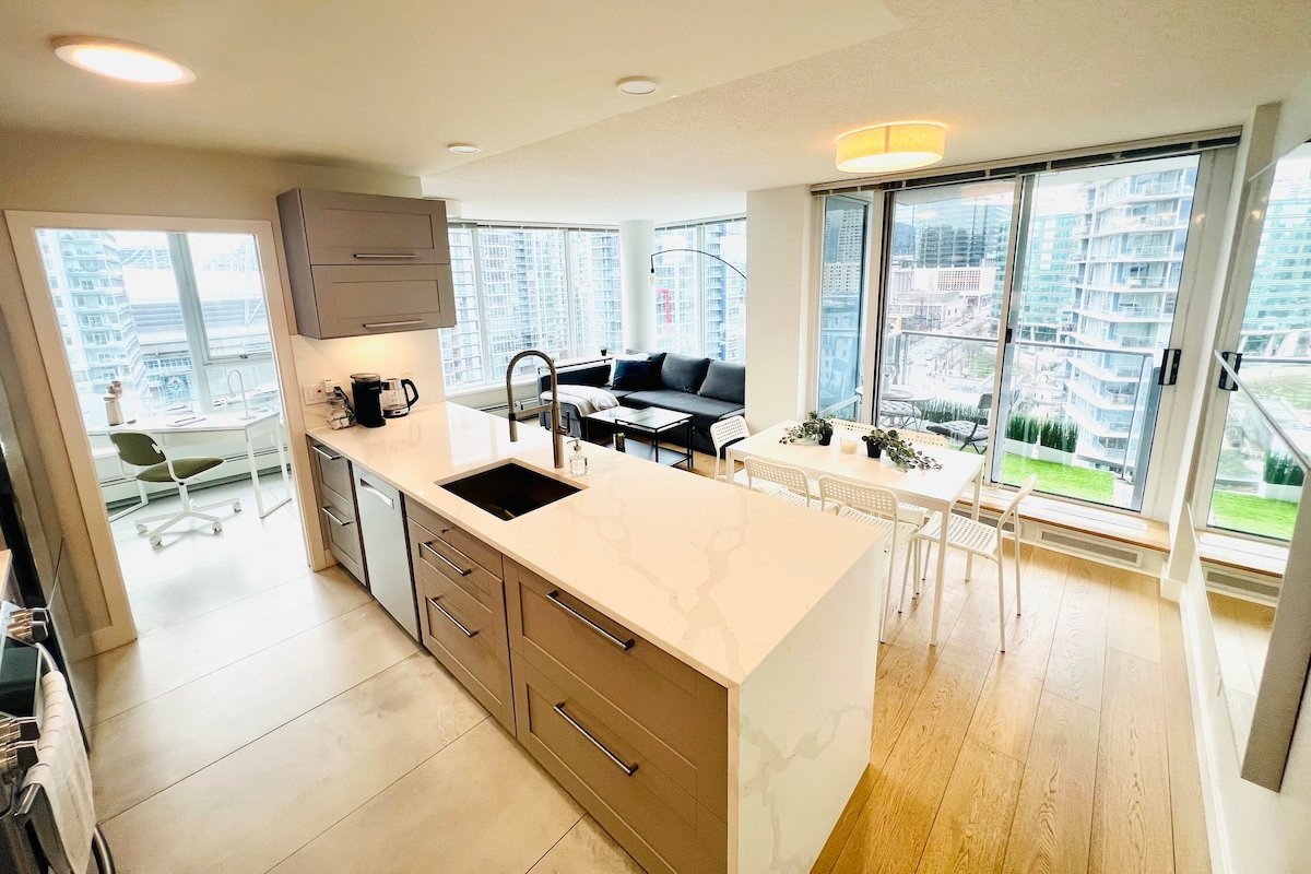 Spacious 2B+2B W/Parking,Pool,Gym,Sauna,A/C gallery image 2