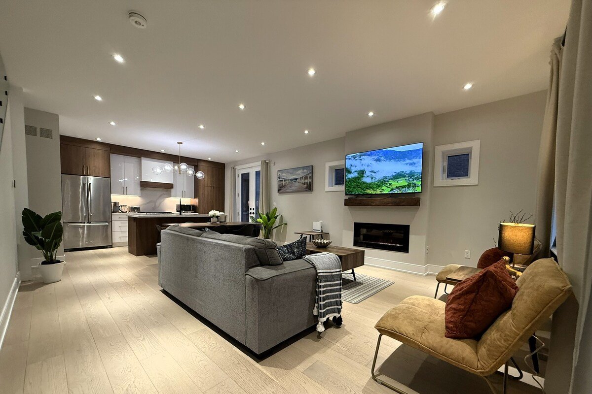 Spacious 3 Bedrooms 3 Baths House Downtown+Parking gallery image 4