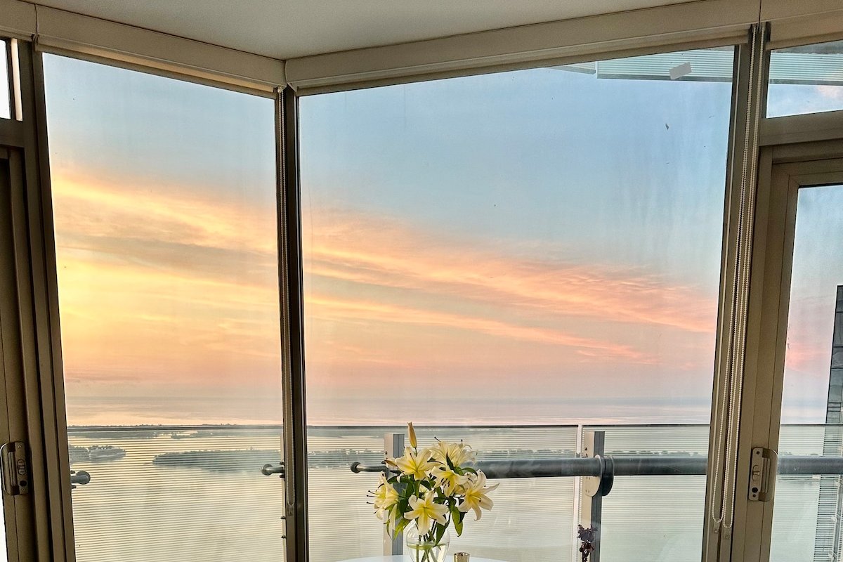 66th SkyHome-CN Tower, Union Stn gallery image 4