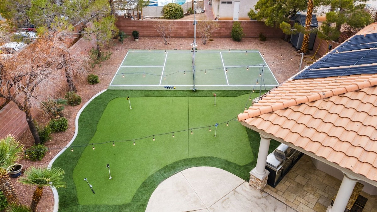 Luxe Las Vegas Villa: Pickleball & Heated Pool Fun gallery image 3
