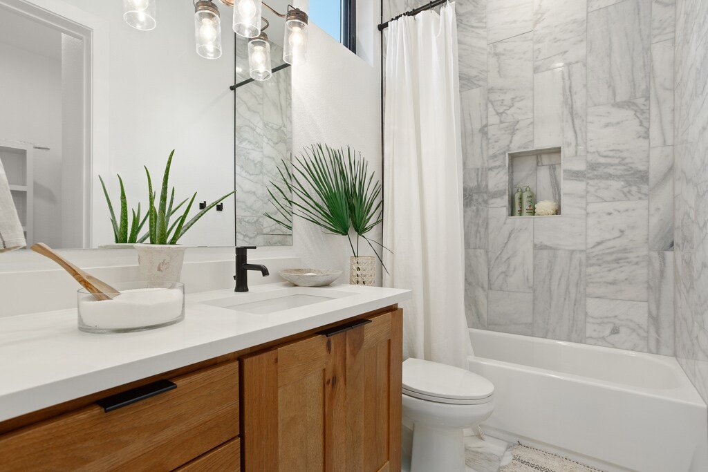 Tulum Inspired Oasis – walk to ACL – Sleeps 12! gallery image 4