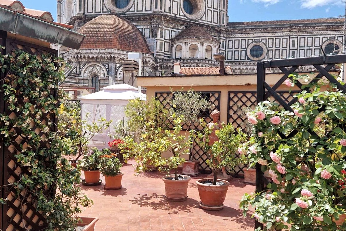 Renaissance & Baroque Apartment with Duomo Views!