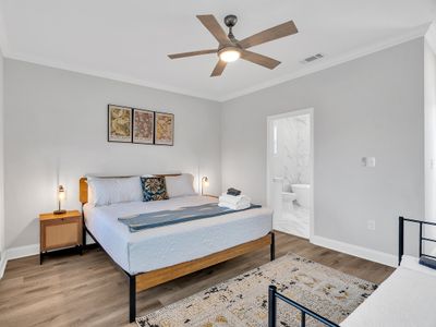 Stylish New NOLA Group House w/Parking & 5 Baths