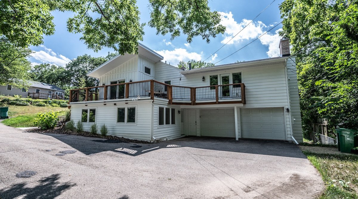 The Spacious Minnetonka 5BR Retreat Cable Lux Life gallery image 2