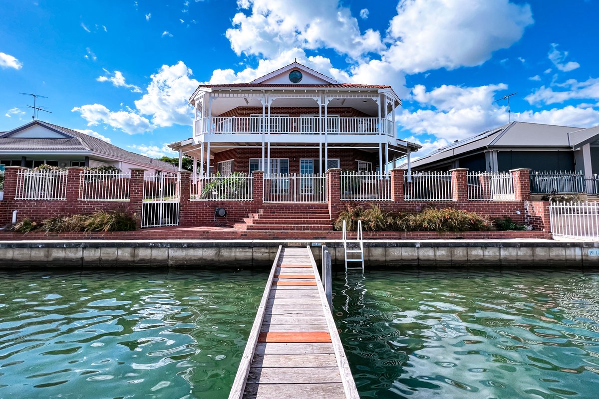 Luxury Canal home in Halls Head with private jetty