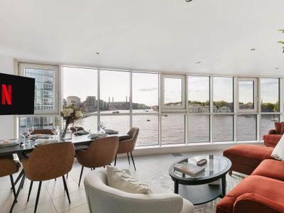 2 bed riverside flat with breath taking views