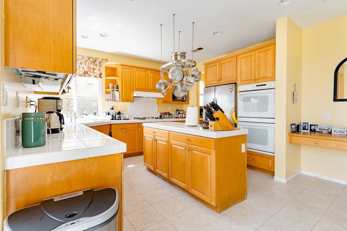 HUGE 6 bdrm Lux (Early bird rate increases soon!) gallery image 4