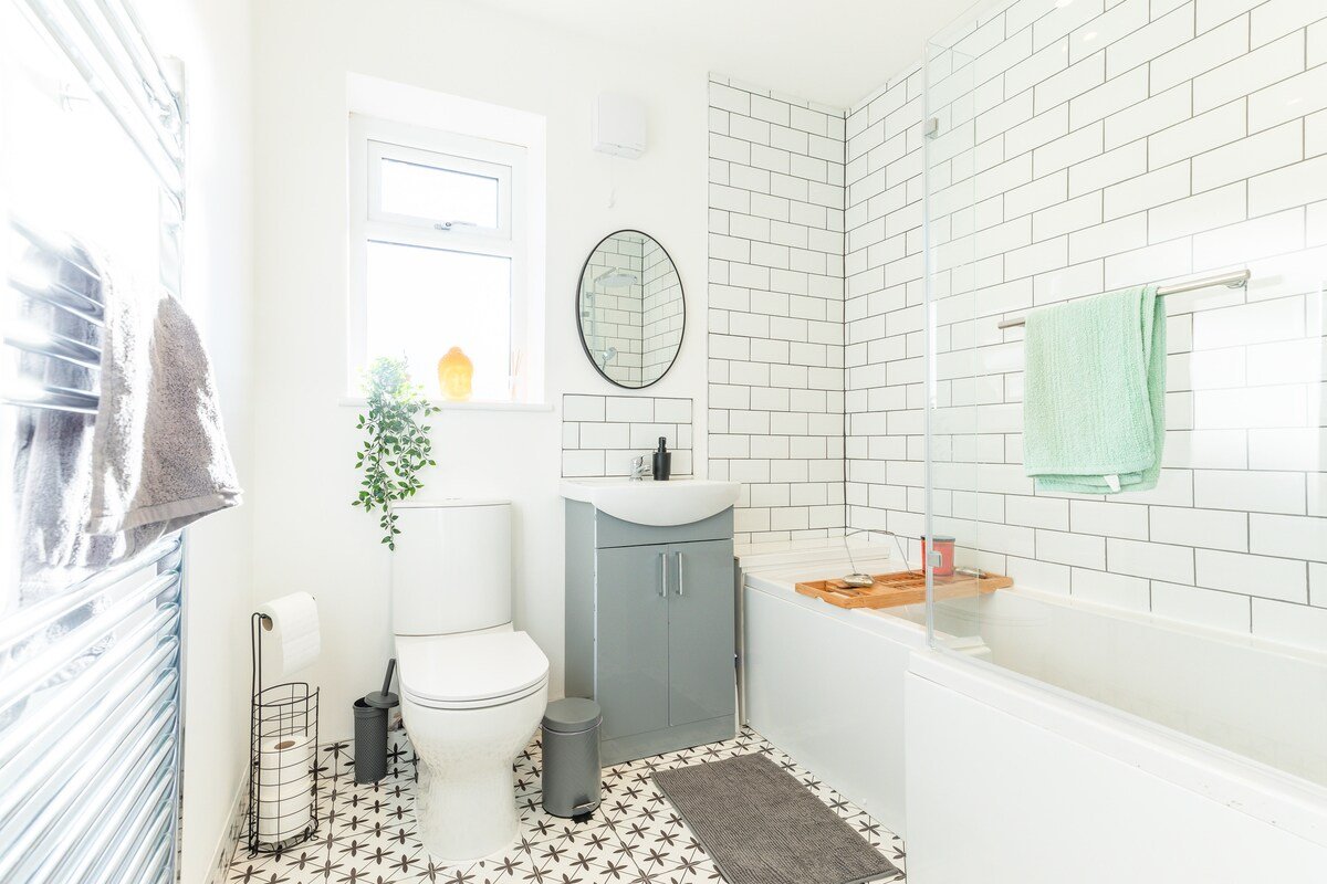 Newly Renovated 5 Bed + 5 Bath! gallery image 4