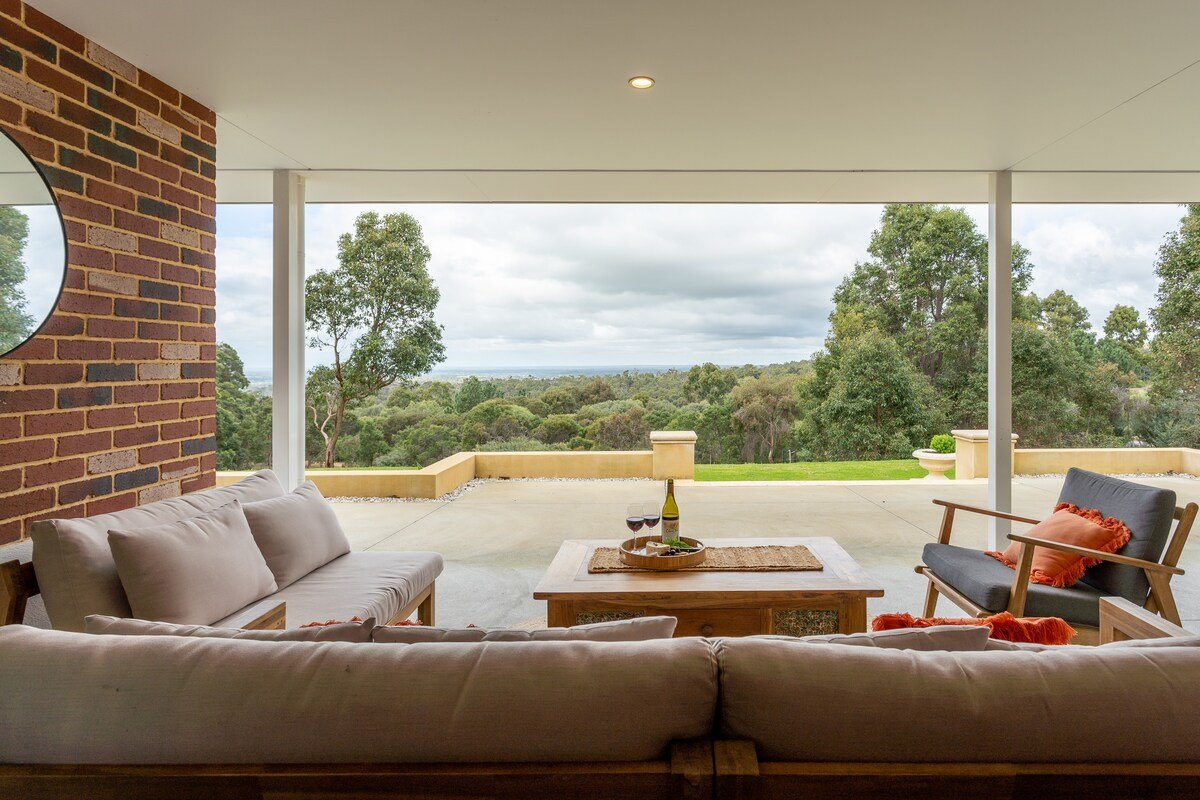 Summerville Treetops: A Stunning Valley Retreat gallery image 4