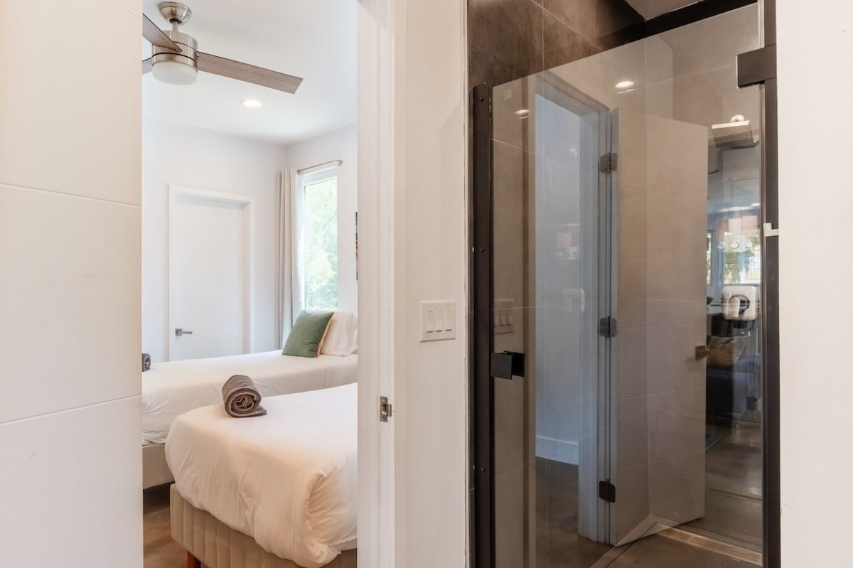 Spacious 5BR Gem w/ Hot Tub Steps from Downtown gallery image 4