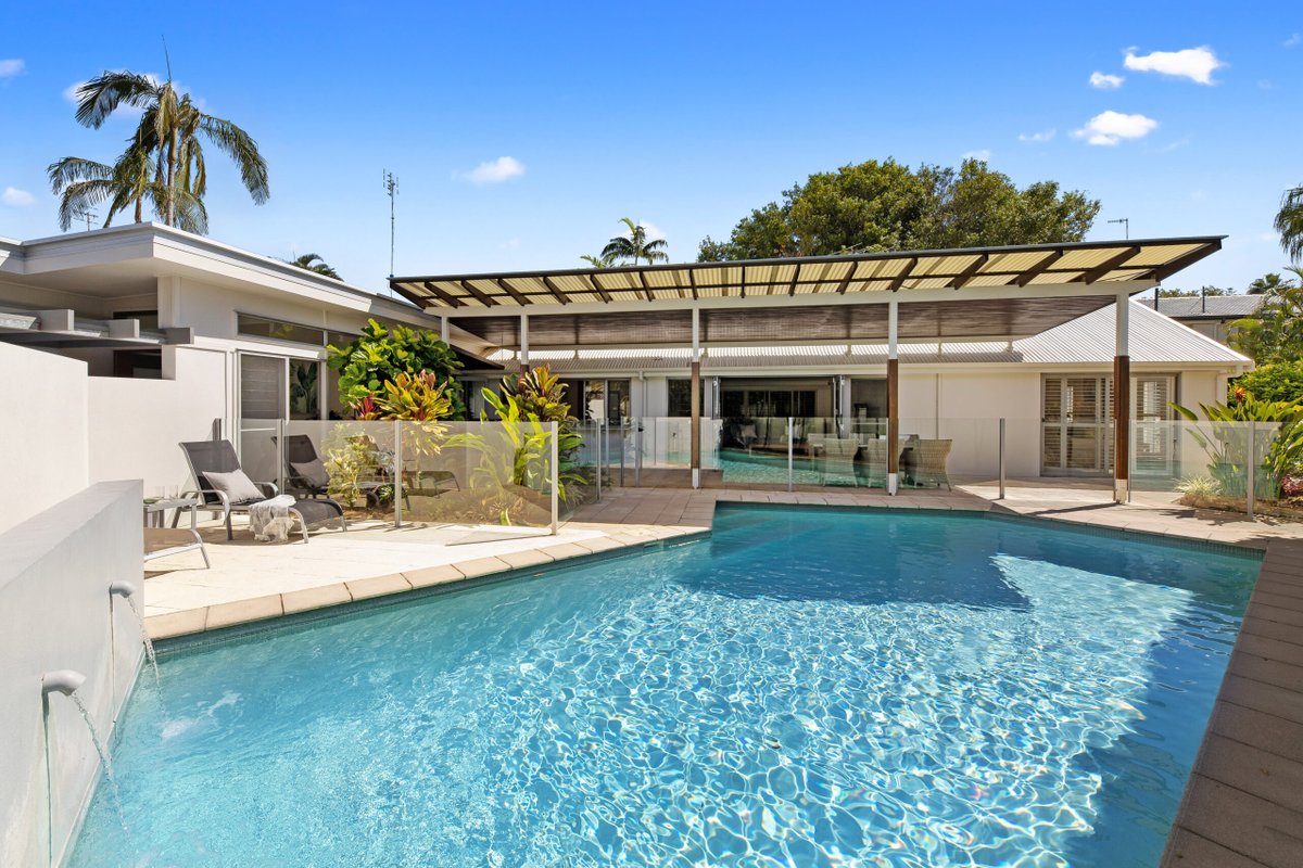 5 minute walk to Noosa Beach & Hastings Street