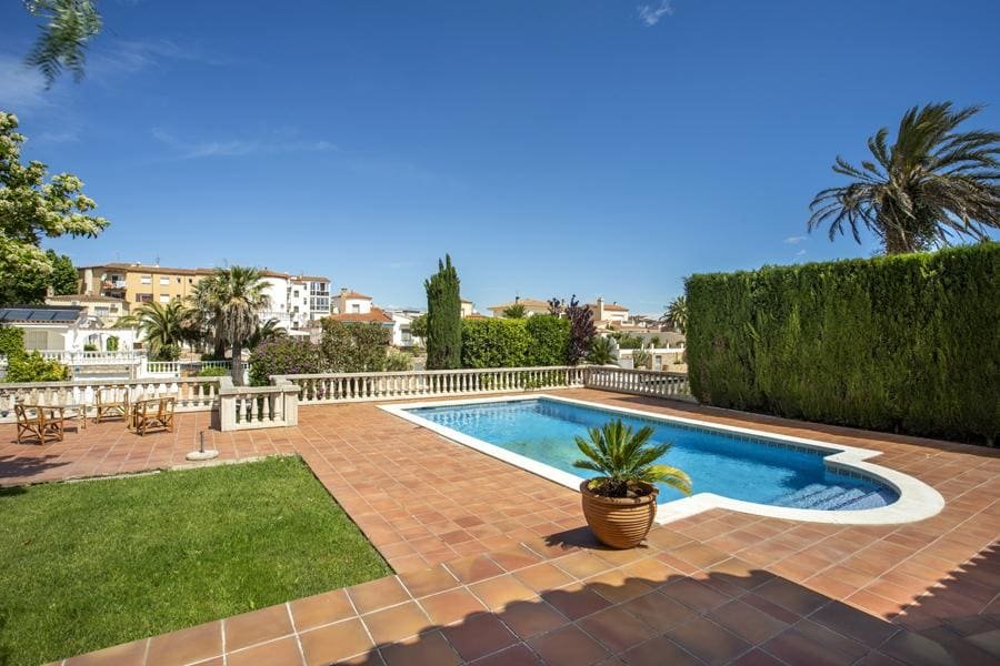 Villa on the canal with 3 bedrooms, swimming pool gallery image 3