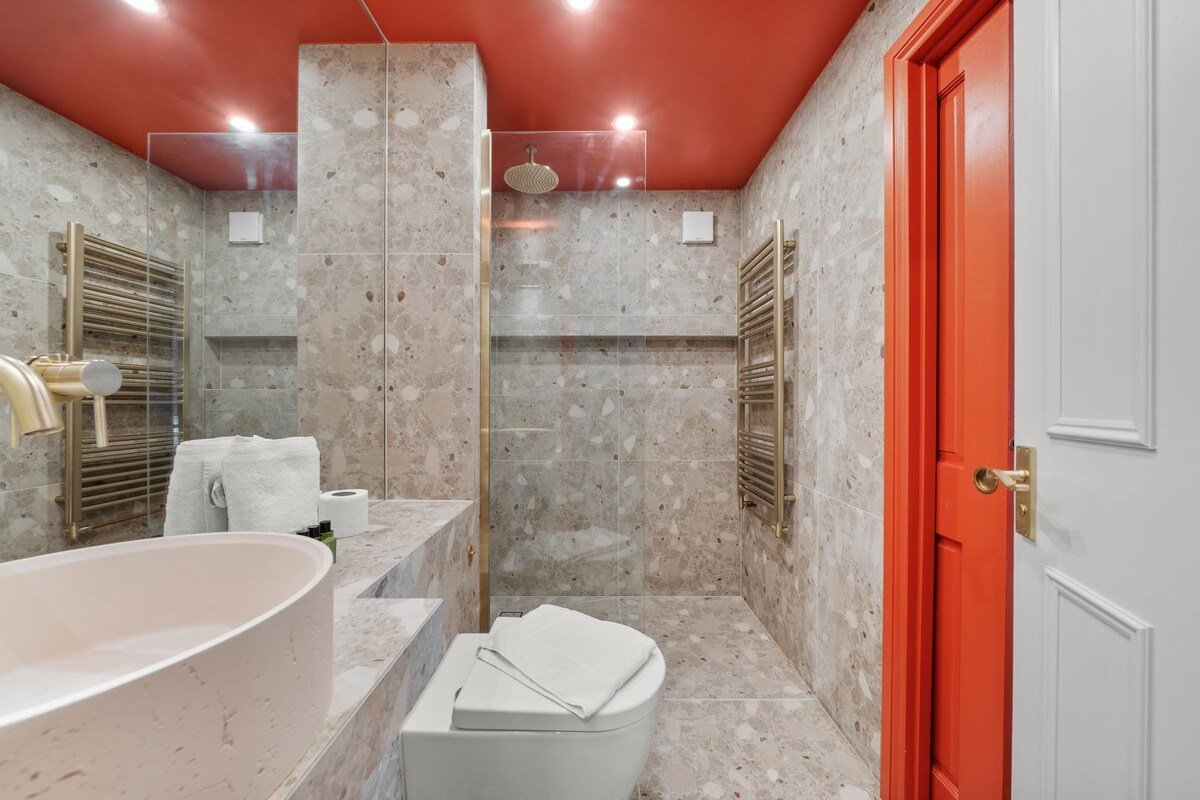 Modern 3-floor open plan townhouse with patio gallery image 5