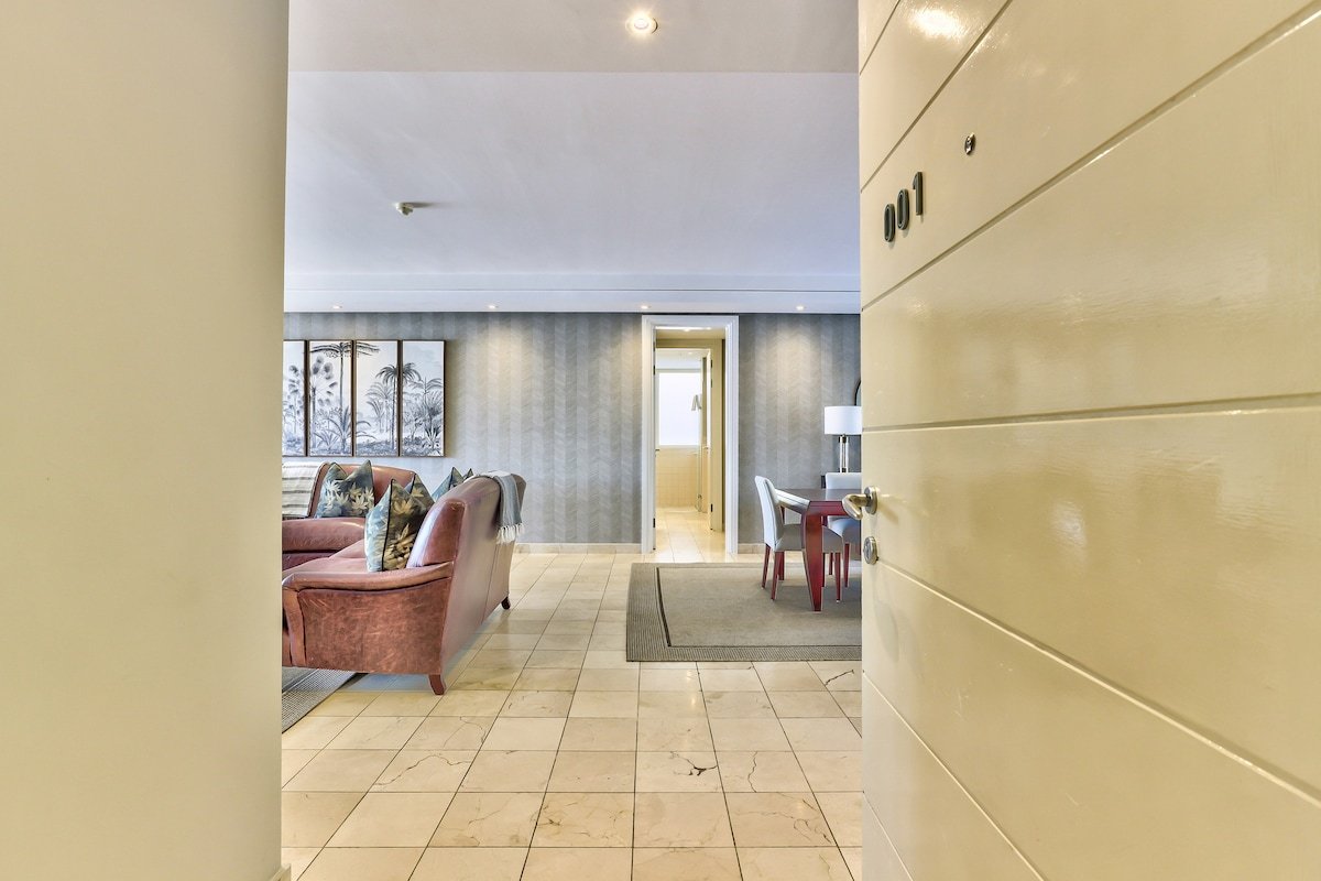 Exquisite 3-Bed Waterfront Living! gallery image 3