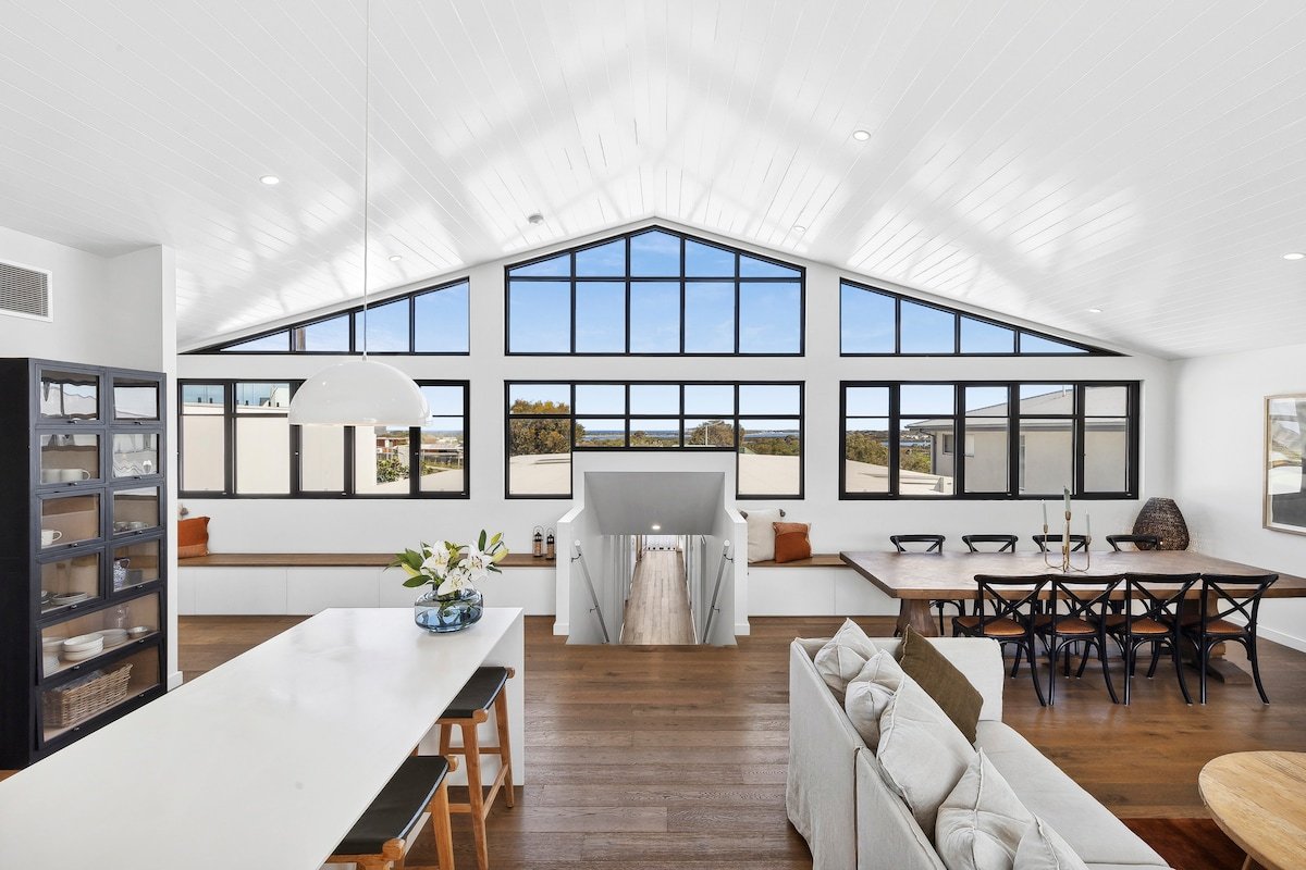 Saltaire Luxurious Beach House Breath-taking Views gallery image 2