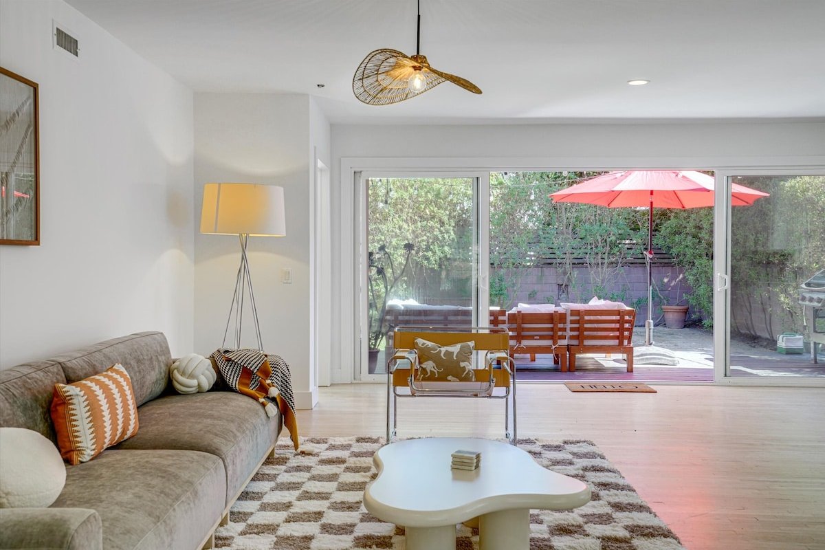 Open Plan + Sunny Outdoor Venice Living gallery image 5