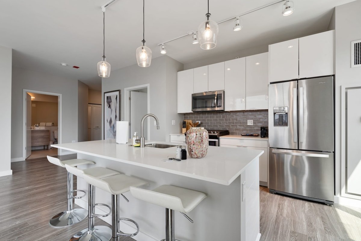 2BR Retreat in Downtown + City Skyline Views gallery image 3