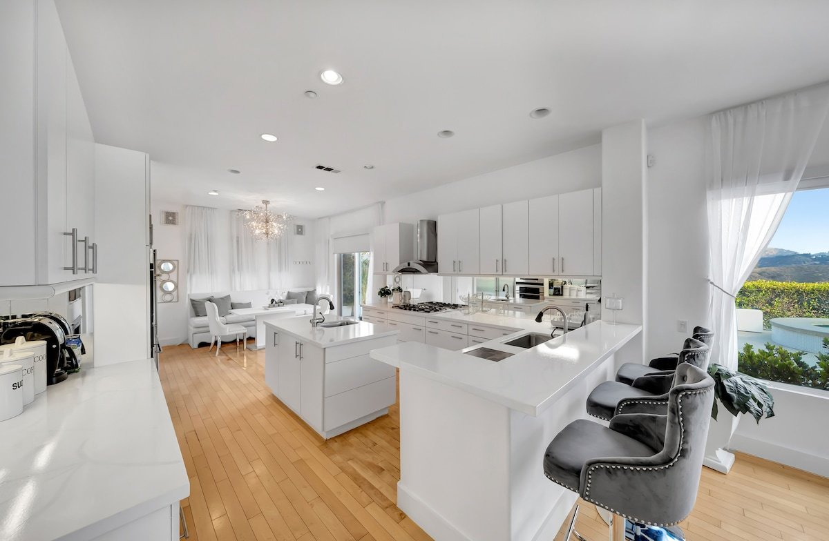 Villa w/View of Hollywood Sign in Gated Community gallery image 4