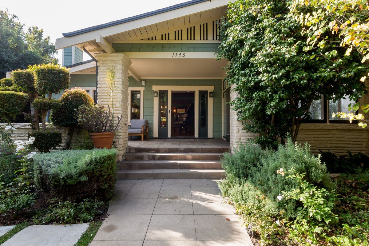 Gorgeous Private Two Story Craftsman w/ Patios gallery image 4