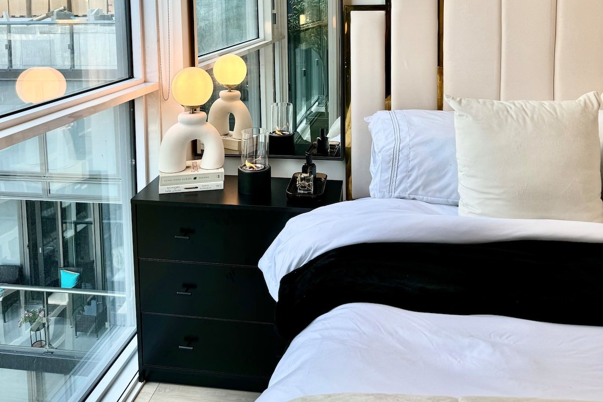 DT Toronto Core Condo | Xmas | 2 Bedroom + 2 Bath gallery image 4