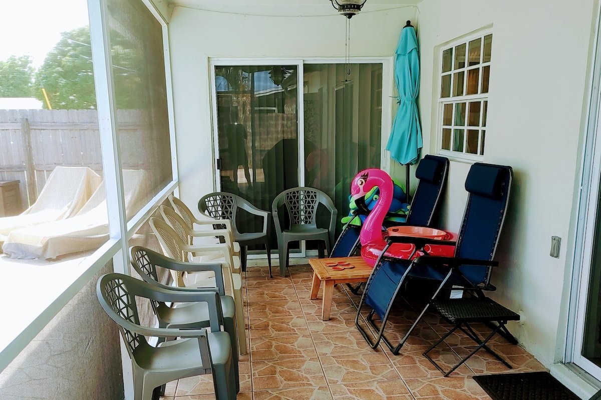 Amazing 5 Bedroom Pool Home 28 day+Great Location! gallery image 5