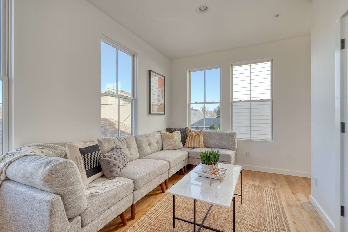 Luxury Townhouse • New Build • 3BR • Sleeps 5 gallery image 5