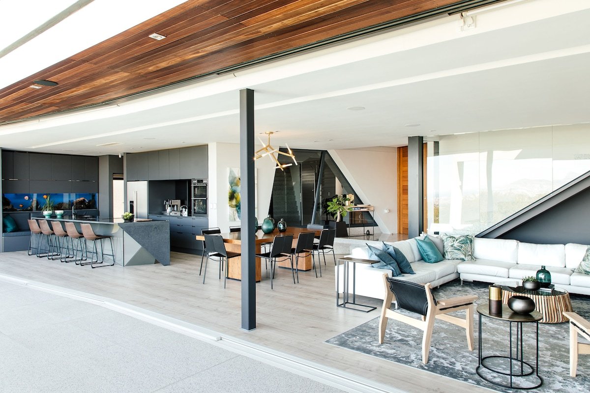 Panoramic Ocean & Mountain views, Luxurious Design gallery image 5