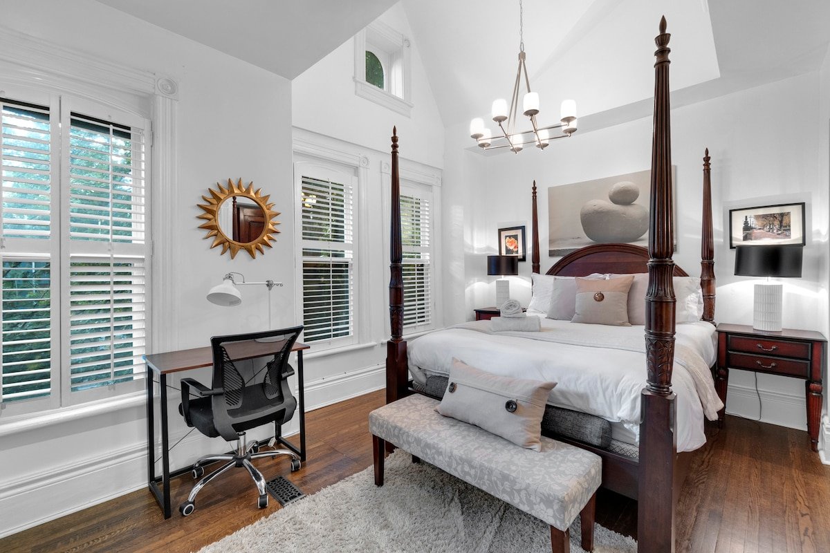 The Downtown Victorian – 5BR – Private Yard ~ BBQ gallery image 4