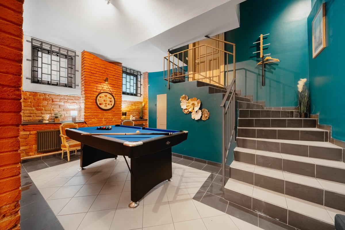 Centraly located Ap Bunks&Billiards