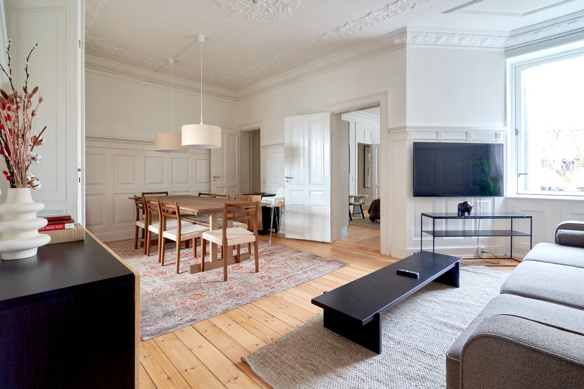 Central 2BR Loft | 6min to Metro & Balcony