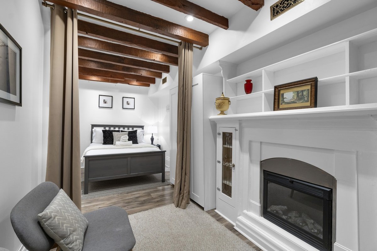 The Downtown Victorian – 5BR – Private Yard ~ BBQ gallery image 3