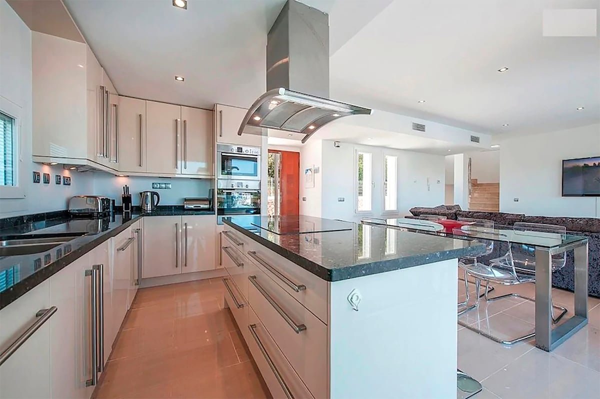 Marina Cala d’Or Five Bedroom Villa gallery image 3