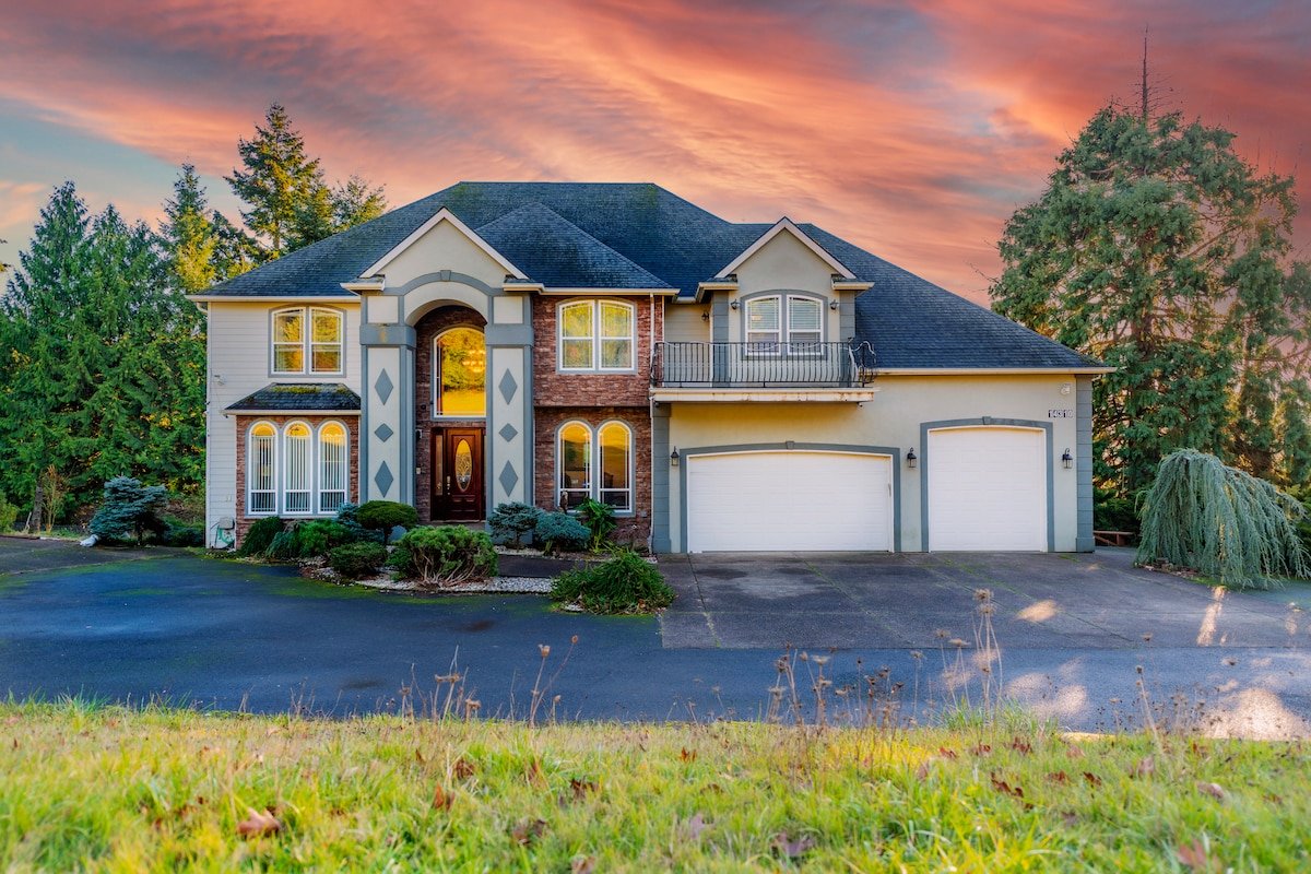 Huge Luxury Home with huge Deck near Powell Butte gallery image 2