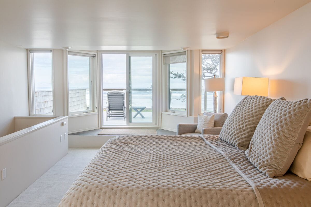 Beachfront Pet-Friendly 3BR/2BA Decks Fireplace gallery image 4