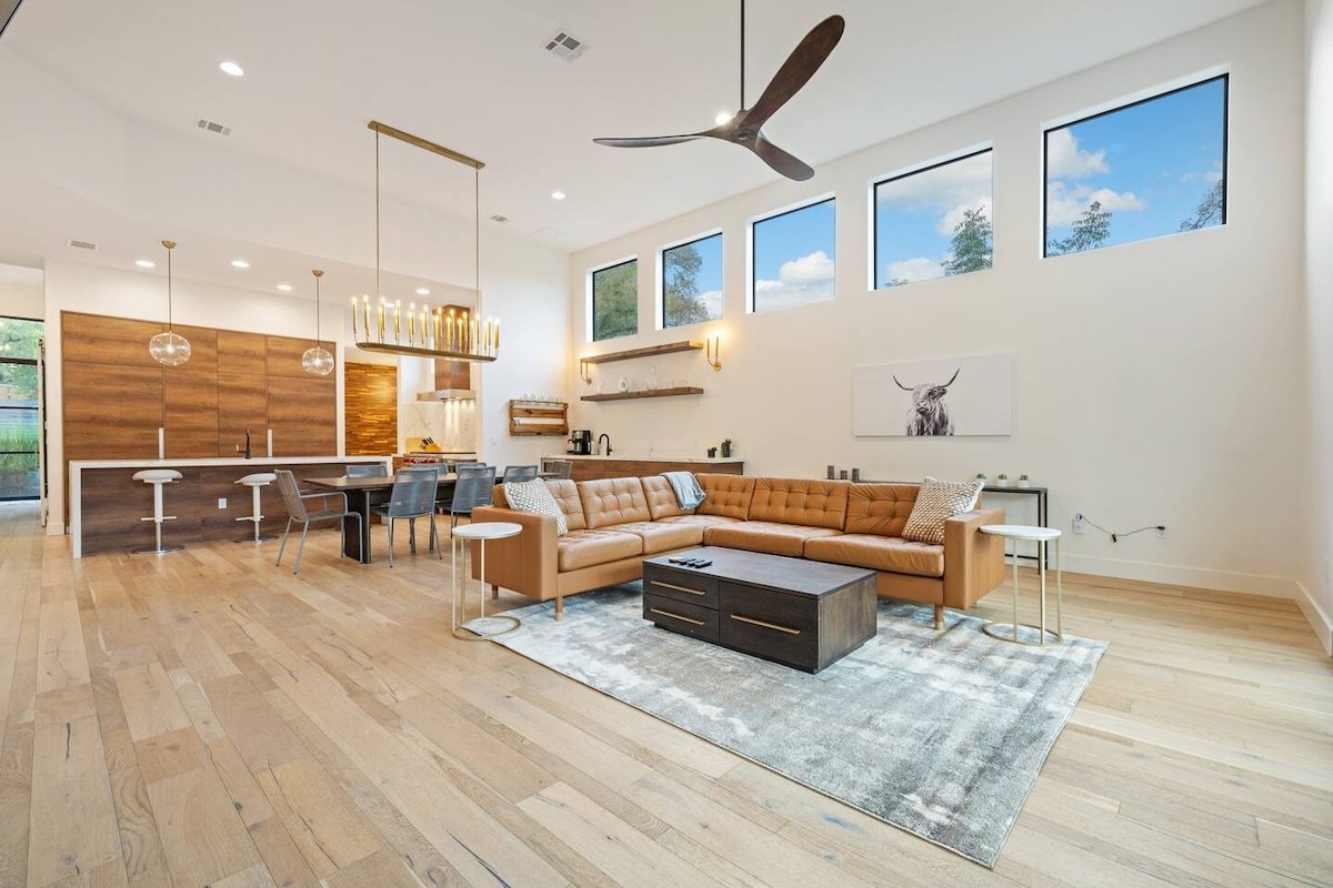 central contemporary w/ POOL and SPA gallery image 3