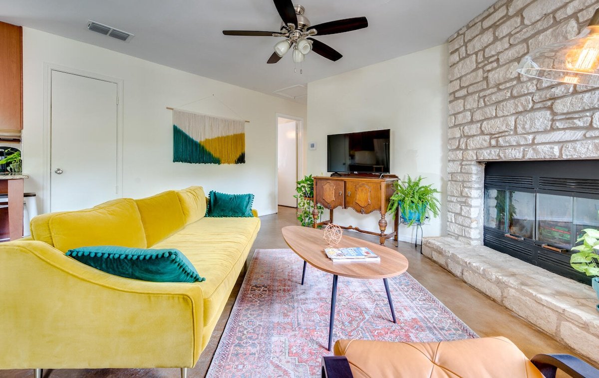 Two-Home Heart of Austin Compound & Karaoke Lounge gallery image 3