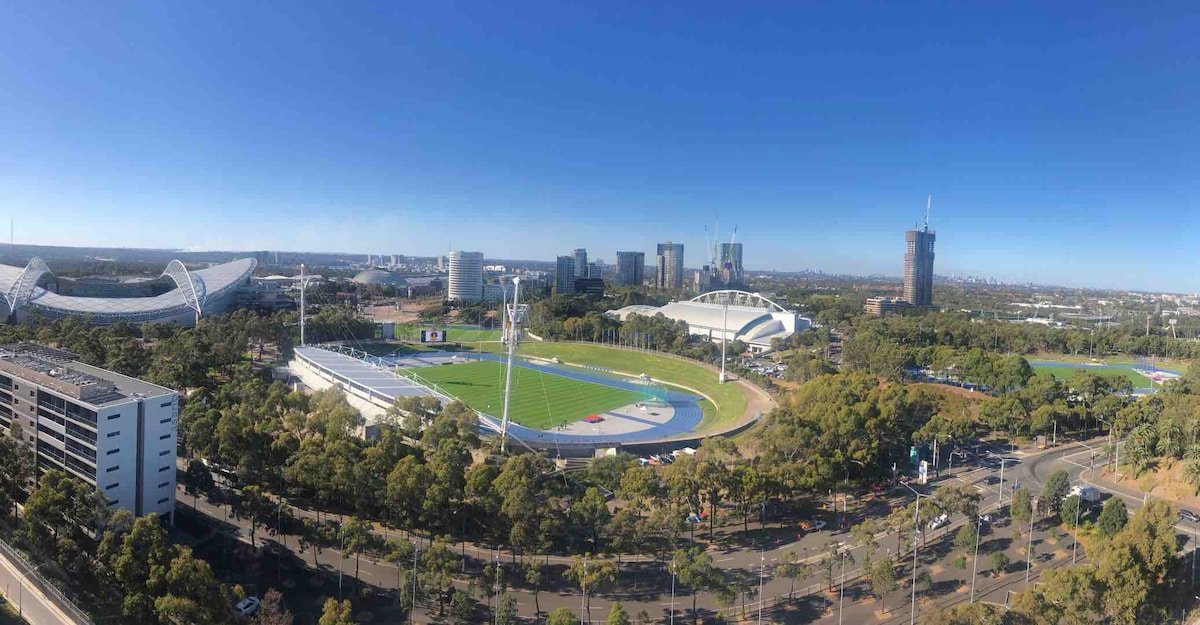 Views of Sydney Skyline 2BR – POOL & GYM gallery image 2