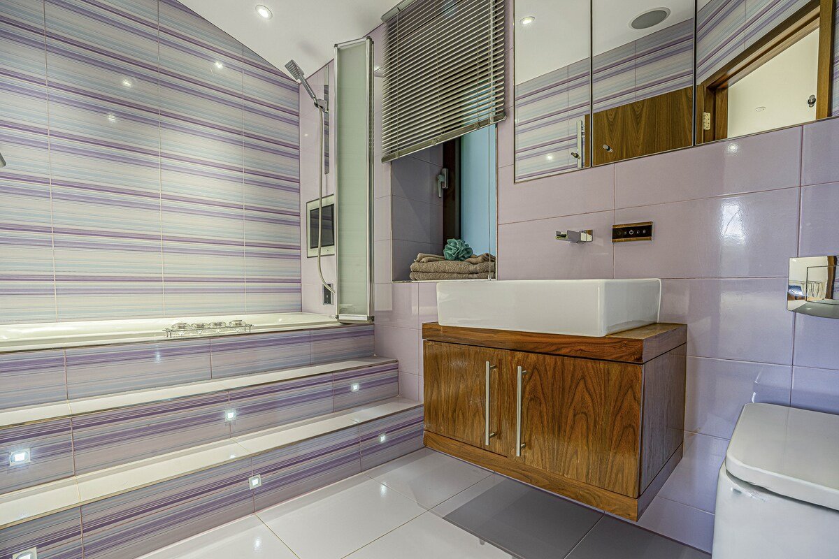 Winter Forest Retreat – Luxury Home in Chigwell gallery image 4