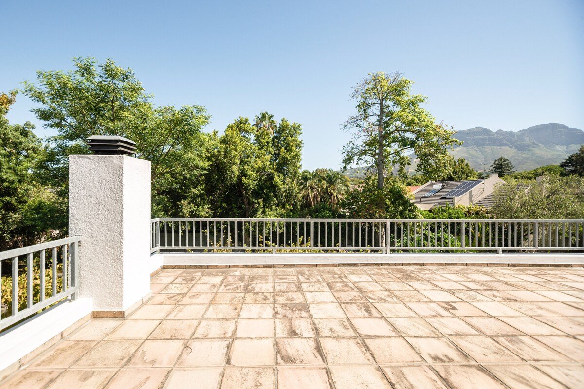 Eclectic Family Home near Wineries gallery image 4