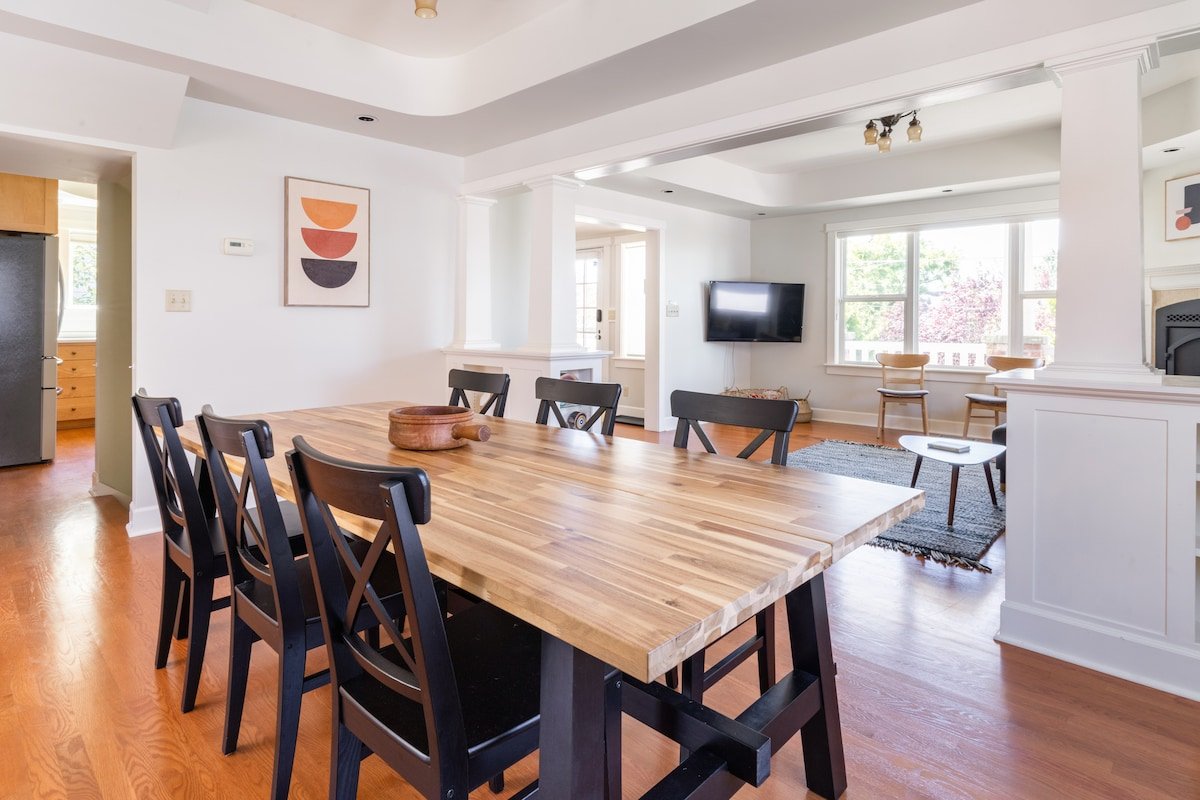 Spacious Sycamore Retreat on Phinney with View gallery image 4