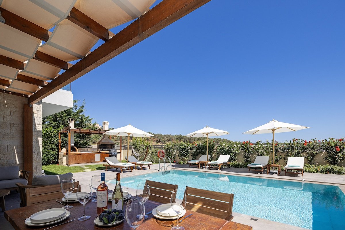 Perfect location, private pool, hot tub and gym! gallery image 2