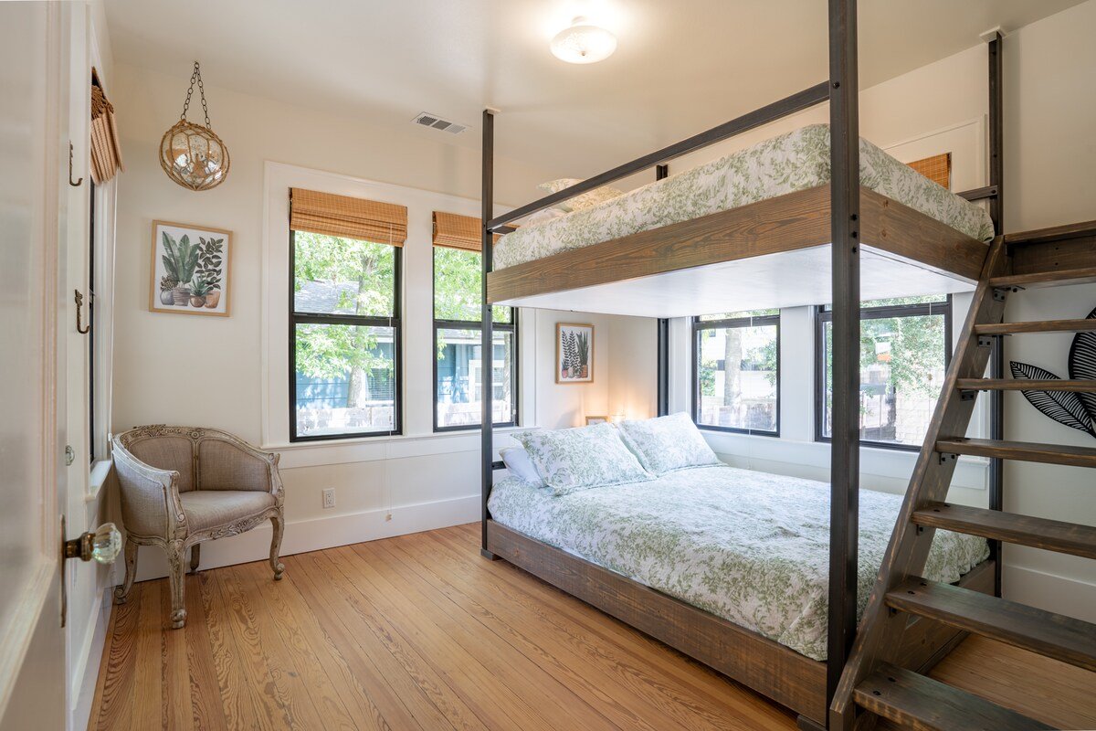 2 Houses 1 Property! Bungalow/Craftsman gallery image 5