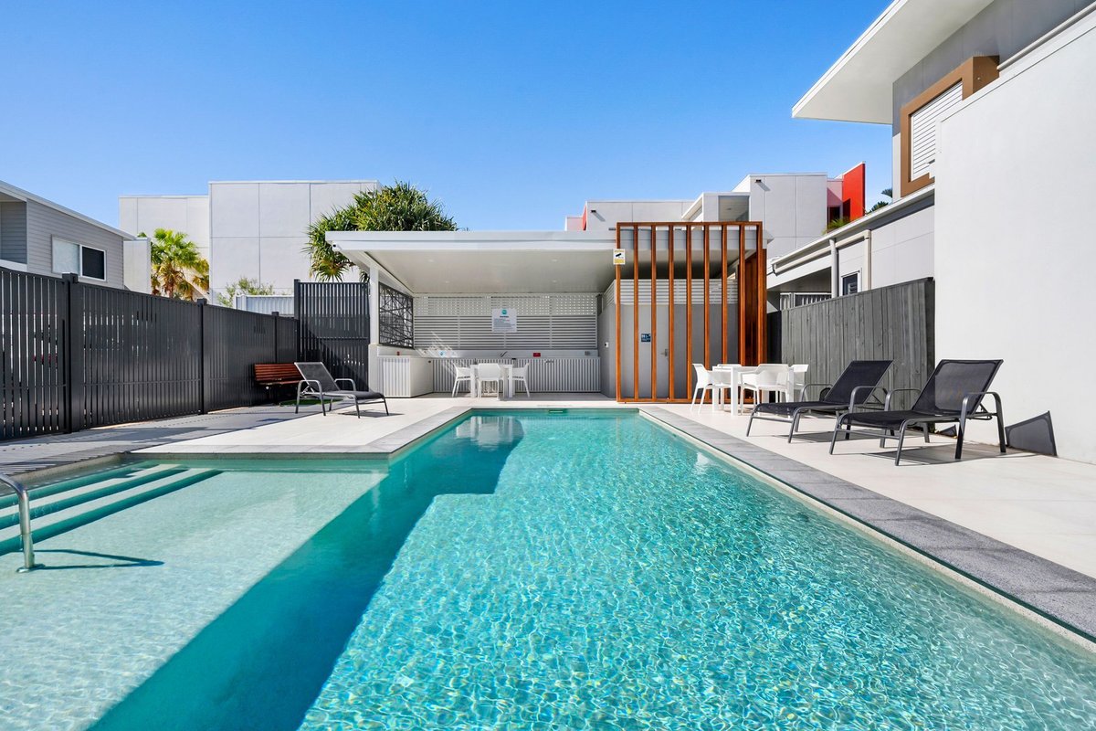 Modern Home with Pool in Complex – Pet Friendly