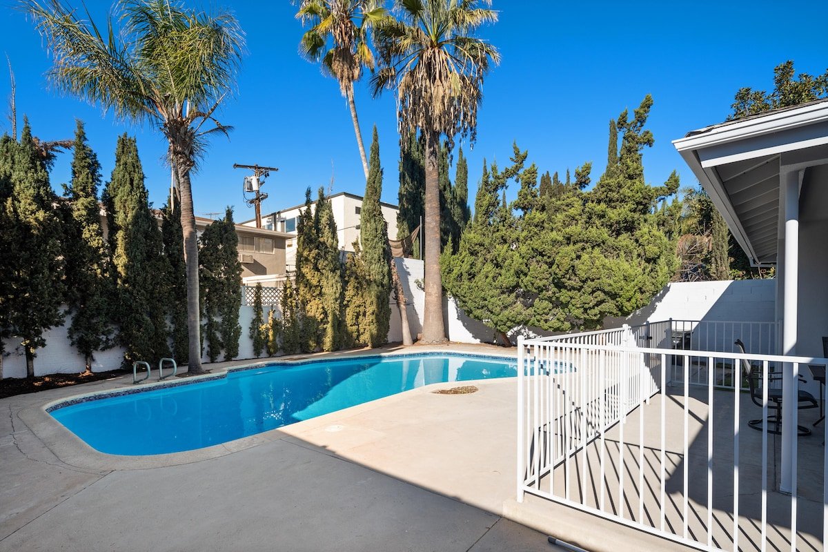 Prime location, 10 mins to universal studio & pool gallery image 2