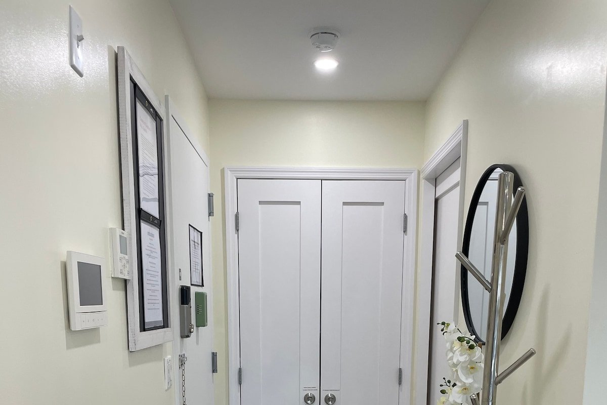 Chic Penthouse w/Terrace, Laundry,15mins to Midtwn gallery image 4